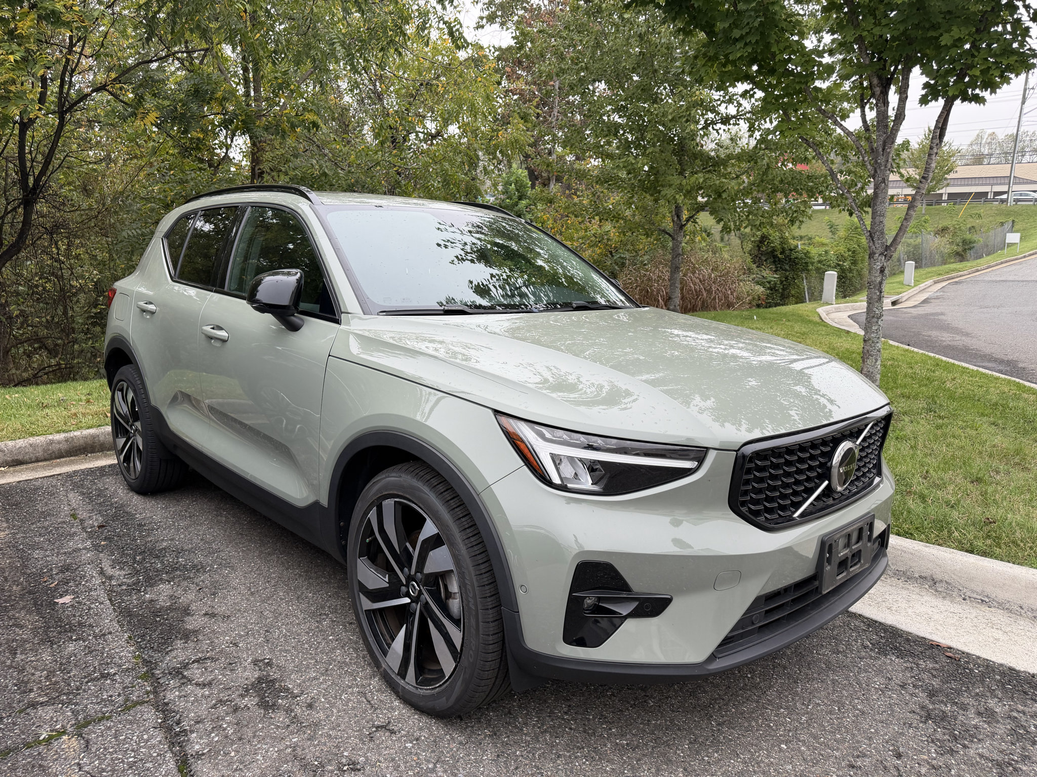 Used 2023 Volvo XC40 B5 Plus w/ Protection Package Premier AWD/4WD image 2