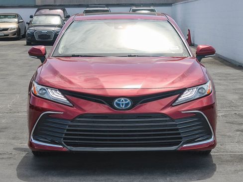 Used 2022 Toyota Camry XLE w/ Navigation Upgrade Package FWD image 2