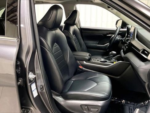 Used 2022 Toyota Highlander XLE AWD/4WD image 7
