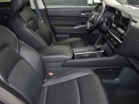 Used 2024 Nissan Pathfinder SL image 26