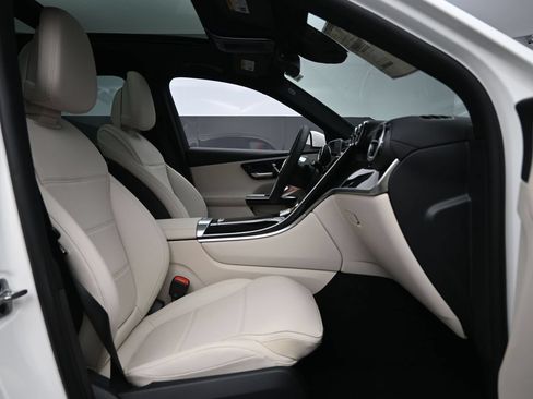 Used 2025 Mercedes-Benz GLC 300 4MATIC image 32