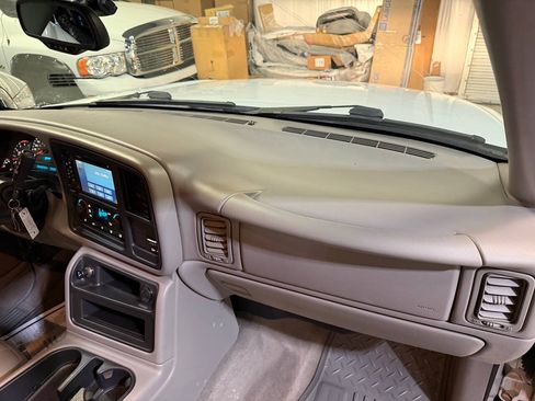 Used 2004 GMC Sierra 3500 SLT w/ Heavy-Duty Power Package AWD/4WD image 27