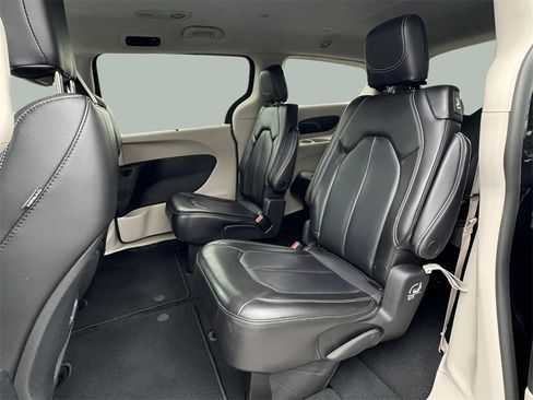Used 2023 Chrysler Pacifica Touring-L image 23