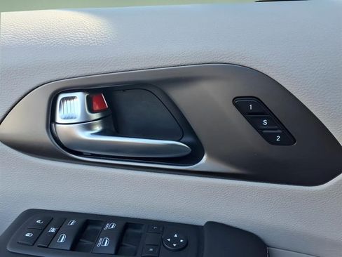 Used 2023 Chrysler Pacifica Touring-L FWD image 15
