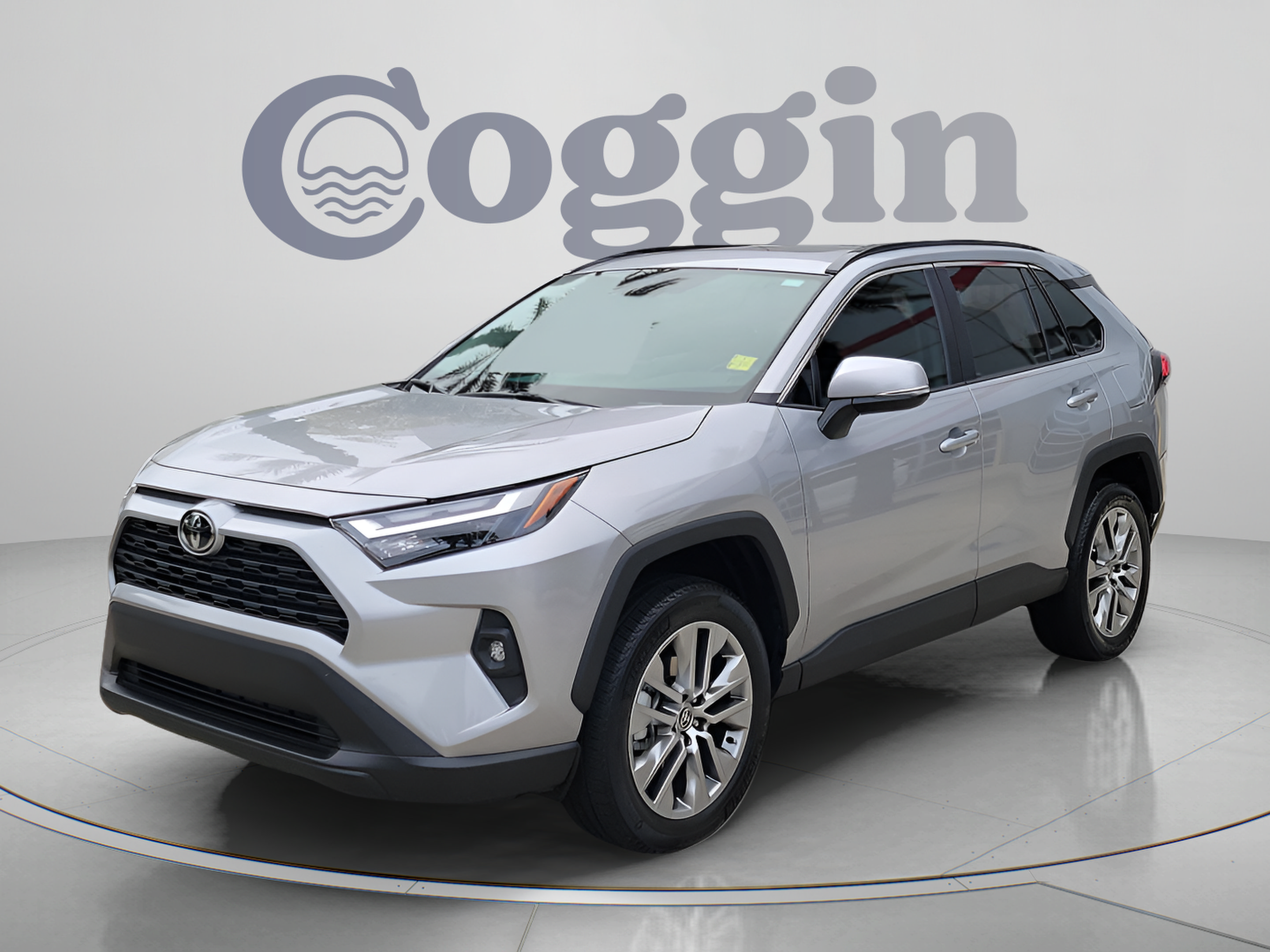 Used 2022 Toyota RAV4 XLE Premium FWD image 2