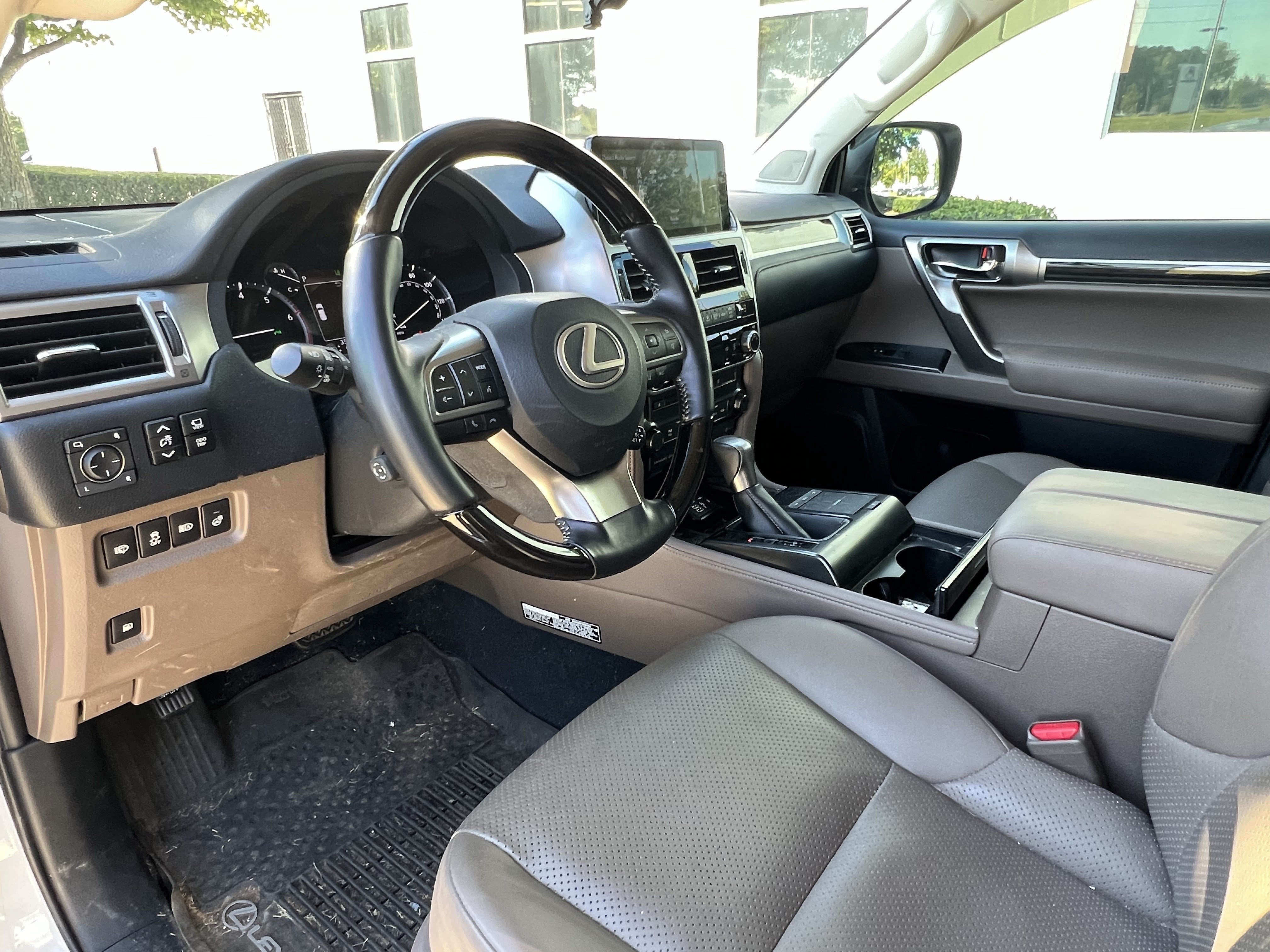 Used 2023 Lexus GX 460 Luxury w/ Sport Design Package AWD/4WD image 17