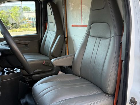 Used 2018 Chevrolet Express 3500 w/ Driver Convenience Package image 12