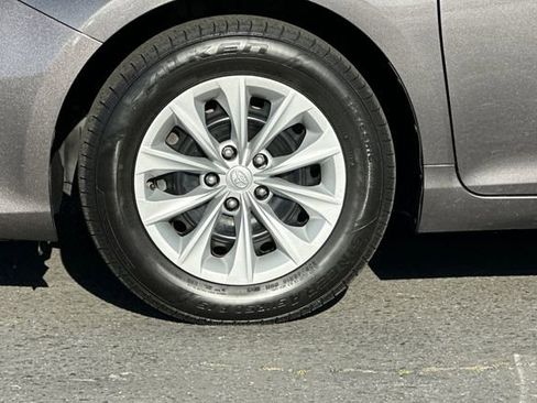 Used 2015 Toyota Camry LE image 27