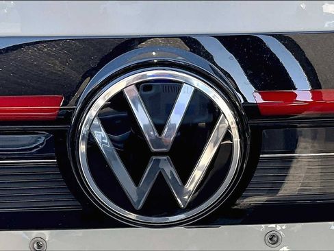 New 2025 Volkswagen Taos SE FWD image 15