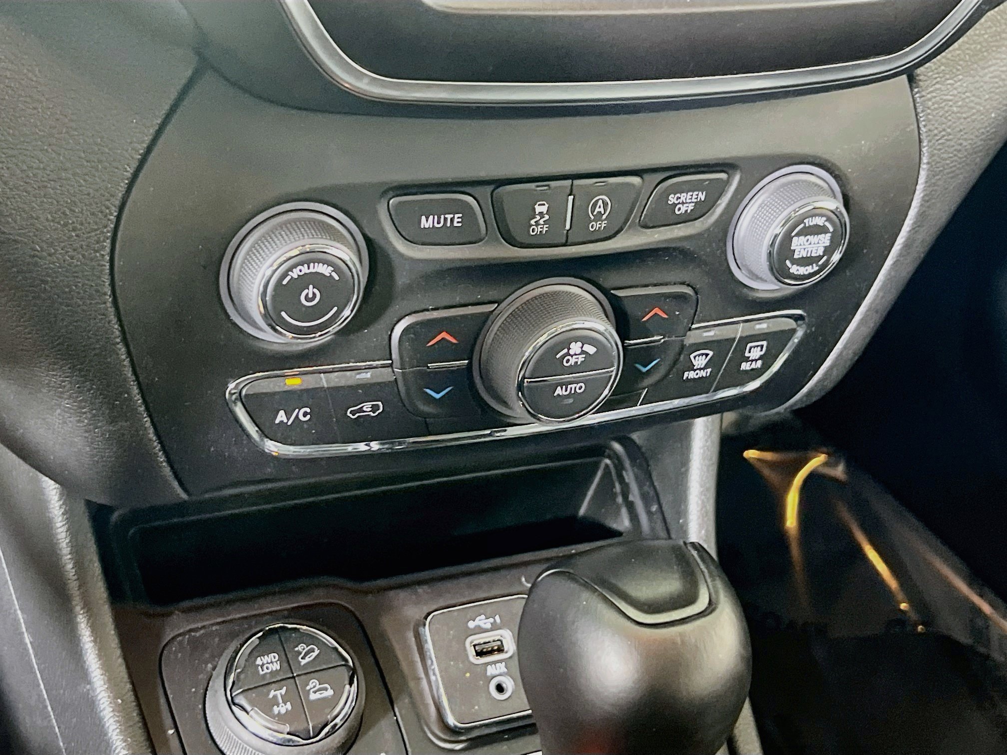 Used 2022 Jeep Cherokee Trailhawk AWD/4WD image 15