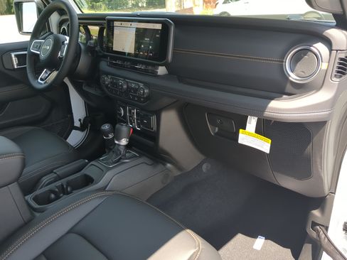 New 2026 Jeep Wrangler Unlimited Sahara AWD/4WD image 14