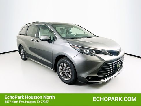 Used 2026 Toyota Sienna XLE FWD image 1