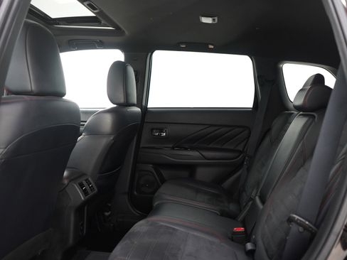 Used 2022 Mitsubishi Outlander LE image 19