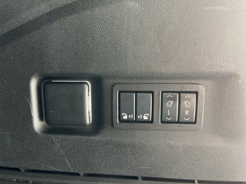 Used 2024 Chevrolet Suburban LT w/ Luxury Package RWD image 10