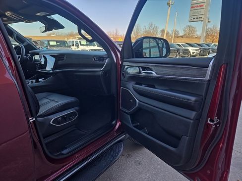 Used 2024 Jeep Wagoneer Series II image 81