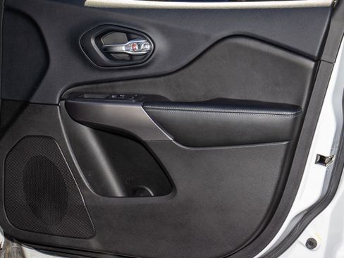 Used 2019 Jeep Cherokee Latitude Plus w/ Comfort/Convenience Group image 20