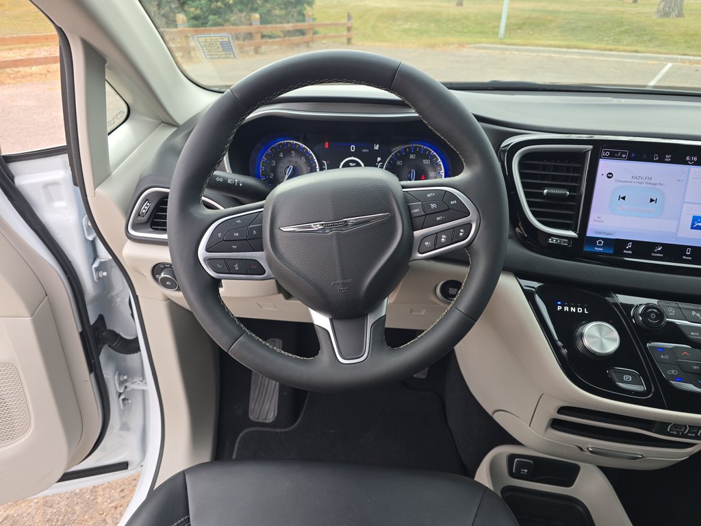Used 2024 Chrysler Pacifica Touring-L FWD image 14