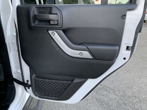 Used 2017 Jeep Wrangler Unlimited Sahara w/ Connectivity Group image 31