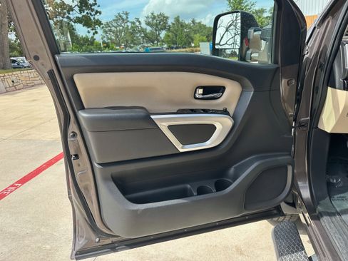 Used 2016 Nissan Titan SV image 24
