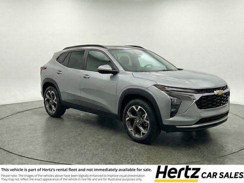 Used 2025 Chevrolet Trax LT FWD image 1