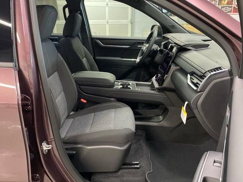 New 2025 GMC Acadia Elevation image 18