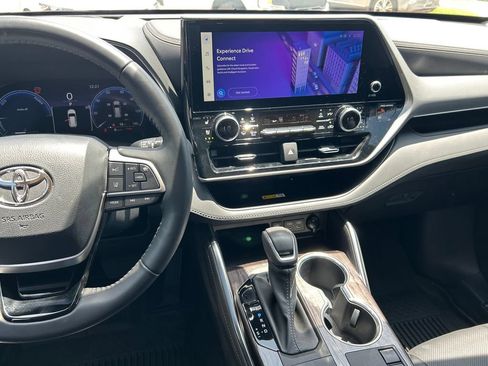 Used 2023 Toyota Highlander Platinum FWD image 22
