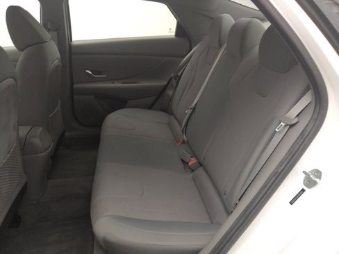 Used 2022 Hyundai Elantra SE FWD image 18
