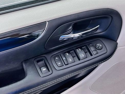 Used 2018 Dodge Grand Caravan SXT w/ Driver Convenience Group FWD image 18