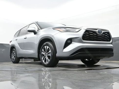 Used 2024 Toyota Highlander XLE FWD image 27
