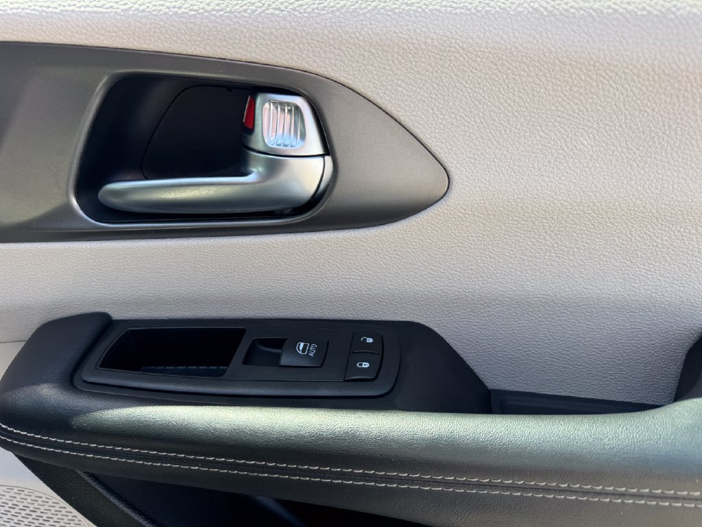 Used 2023 Chrysler Pacifica Touring-L FWD image 12