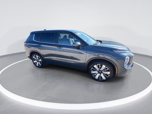 New 2025 Mitsubishi Outlander SE image 2