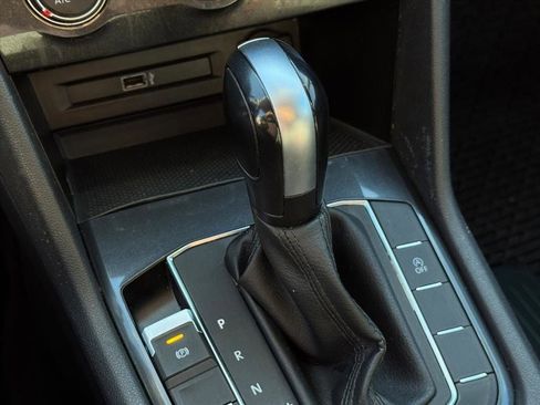 Used 2018 Volkswagen Tiguan S image 27