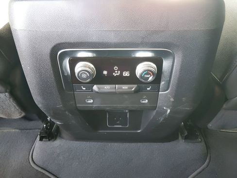 Used 2022 GMC Yukon SLT w/ SLT Premium Package image 21