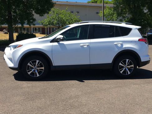 Used 2017 Toyota RAV4 XLE AWD/4WD image 3
