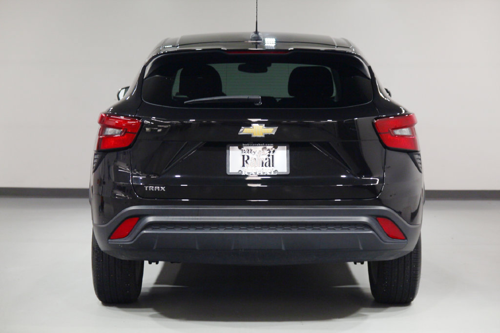 Used 2025 Chevrolet Trax LS w/ LS Convenience Package FWD image 2