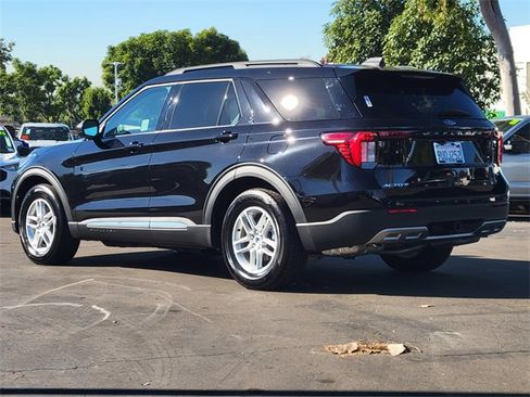 Used 2025 Ford Explorer Active w/ Active Comfort Package image 2