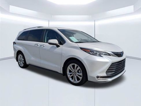 Used 2024 Toyota Sienna Platinum FWD image 2