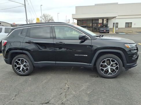 Used 2024 Jeep Compass Latitude image 2