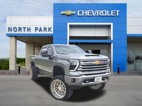 Used 2024 Chevrolet Silverado 3500 High Country w/ High Country Premium Package AWD/4WD image 1