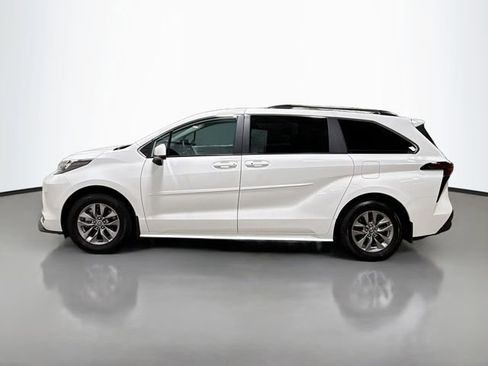 Used 2025 Toyota Sienna LE image 10