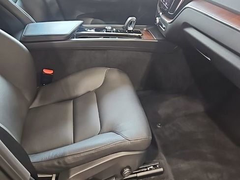 Used 2023 Volvo XC60 B5 Plus image 13