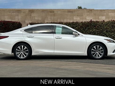 Certified 2021 Lexus ES 300h image 3