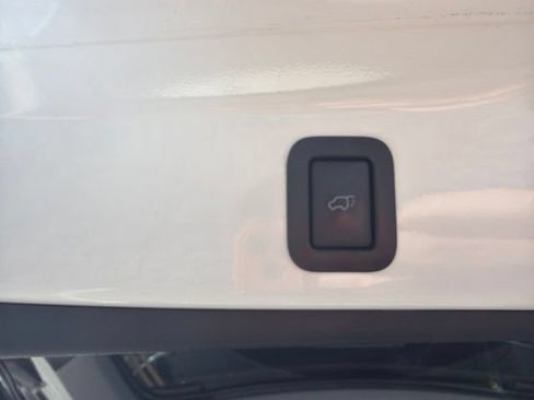 Used 2018 Toyota Highlander XLE AWD/4WD image 9