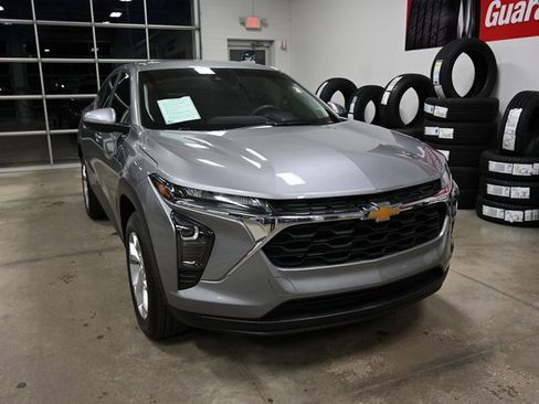 Used 2024 Chevrolet Trax LS w/ LS Convenience Package image 3