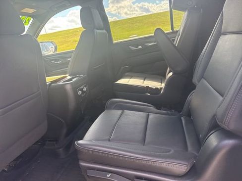 Used 2022 GMC Yukon XL Denali w/ Denali Premium Package AWD/4WD image 13