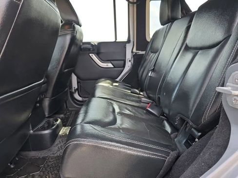 Used 2015 Jeep Wrangler Unlimited Rubicon image 15
