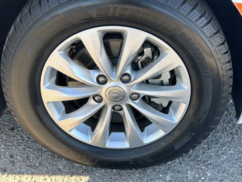 Used 2018 Chrysler Pacifica Touring Plus image 8