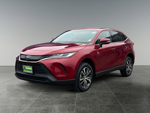 Used 2023 Toyota Venza LE image 3