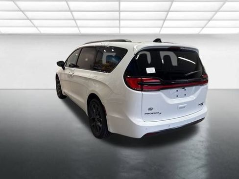 New 2026 Chrysler Pacifica Limited w/ S Appearance Package image 3