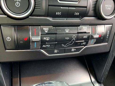 Used 2018 Ford Explorer XLT w/ Equipment Group 202A FWD image 30